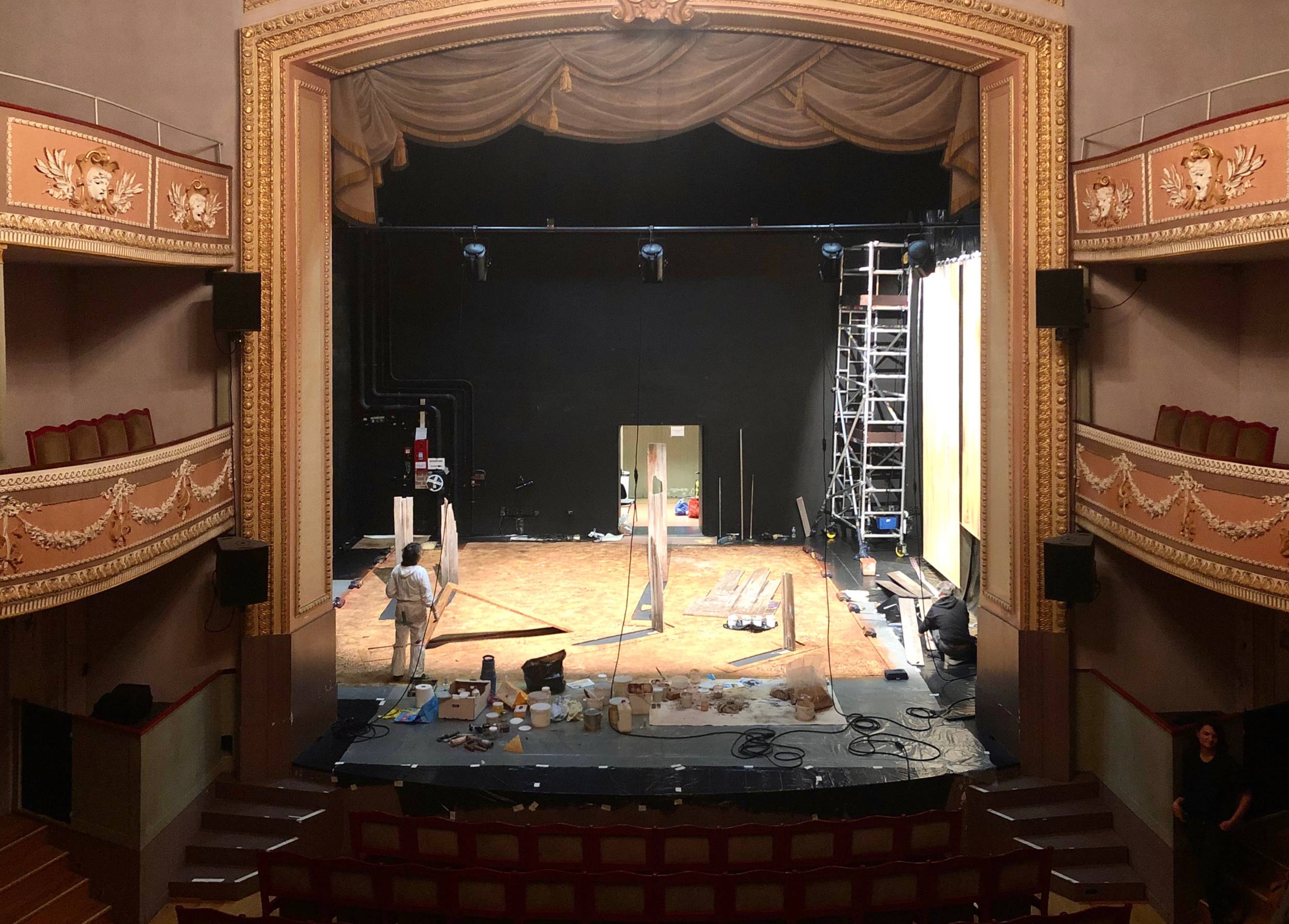 Un décor s'invente au Théâtre — Le Grand R