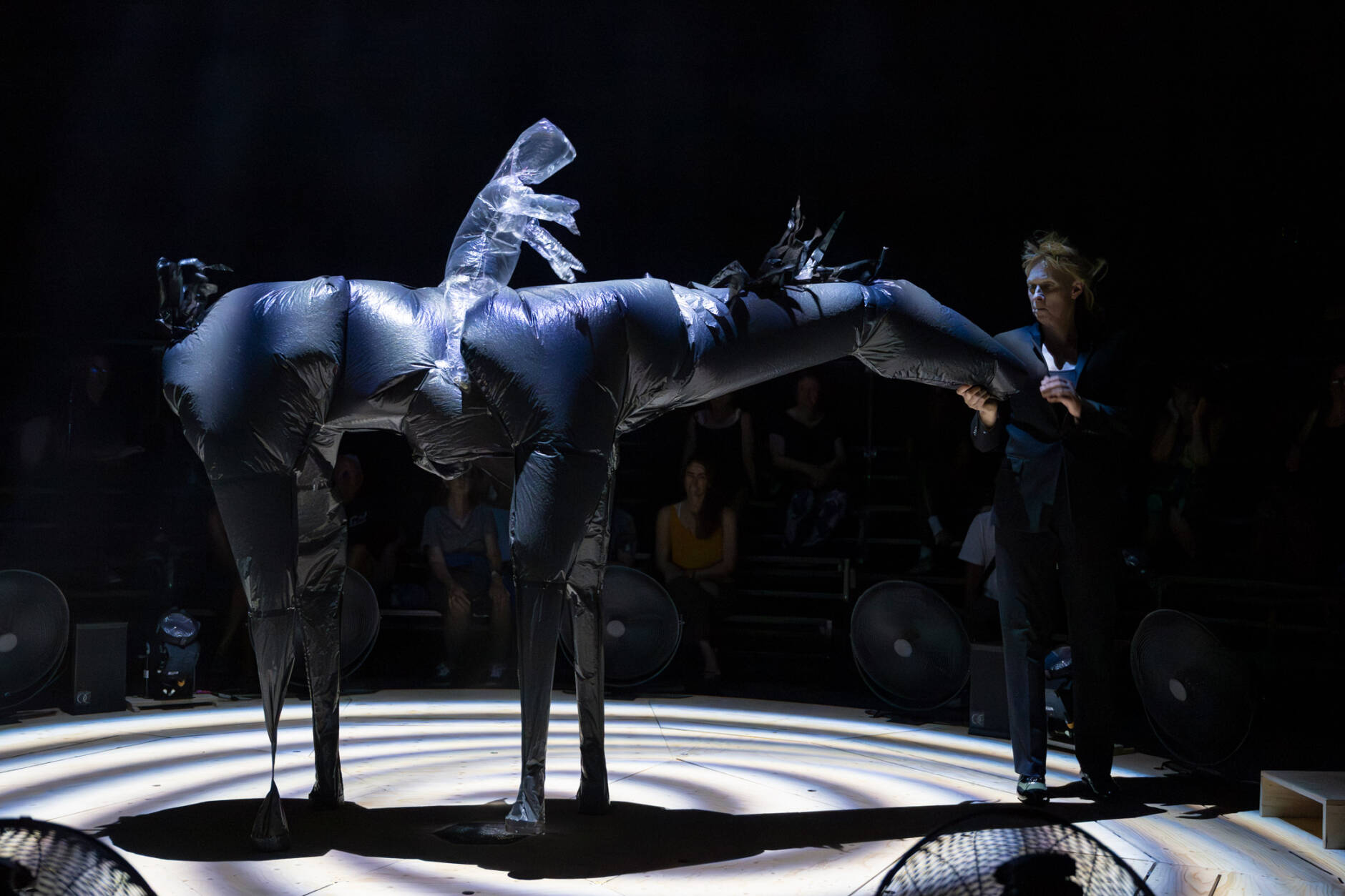 Forme humaine et cheval en plastique dans le spectacle de Phia Ménard