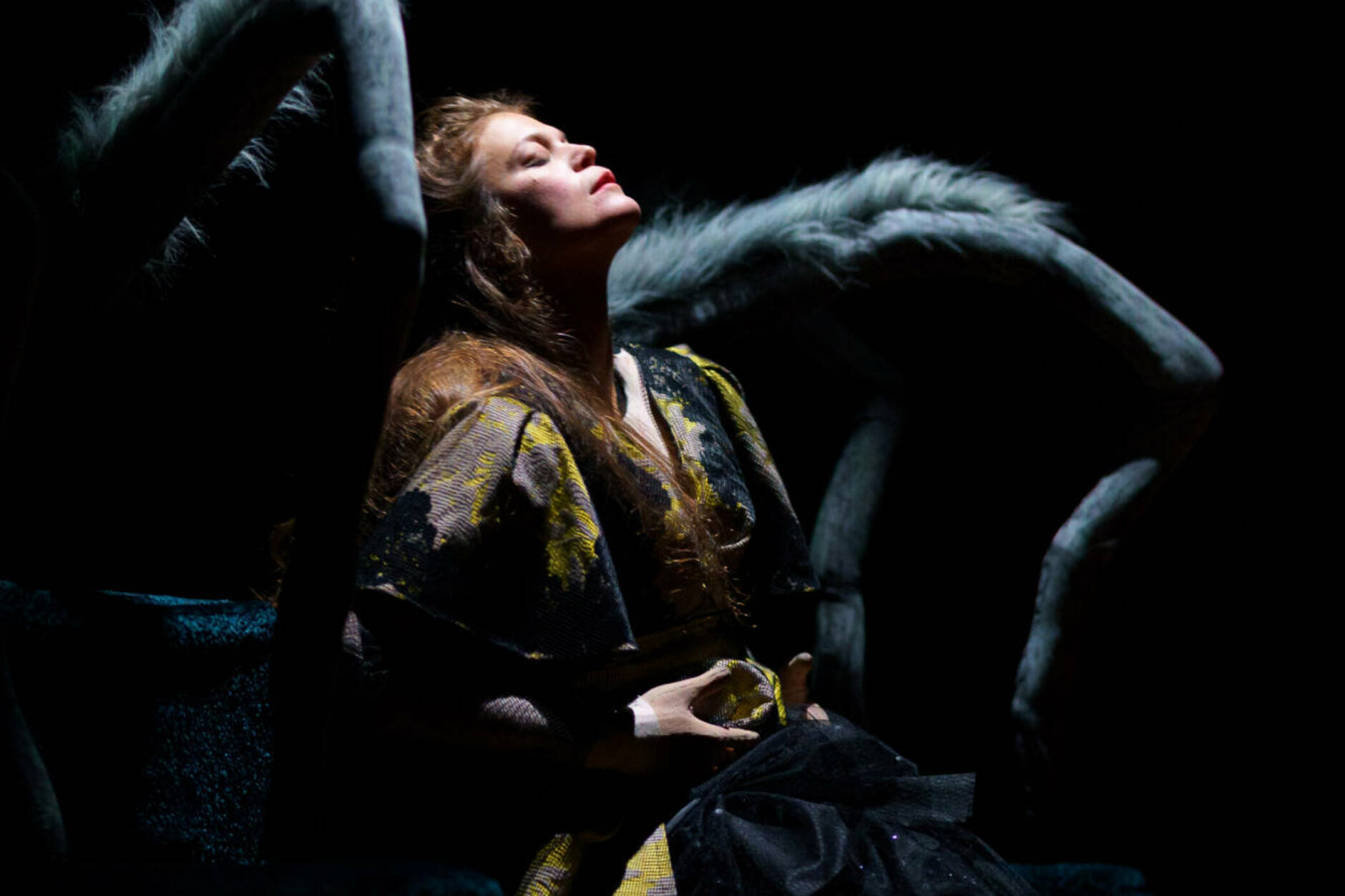 Une comédienne et une marionnette géante dans le spectacle Une Maison poupée