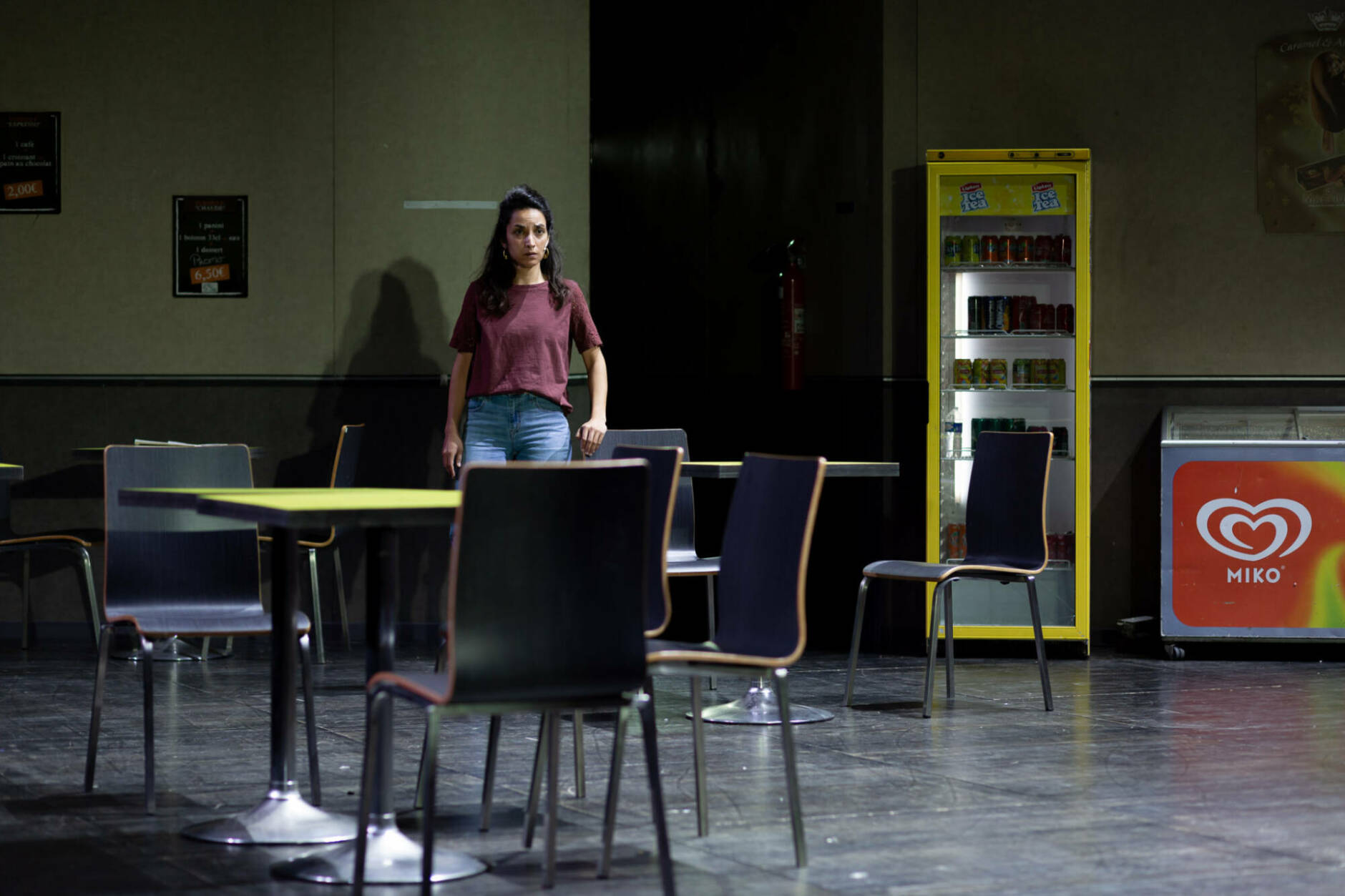 Une comédienne dans le spectacle Marius de Joël Pommerat