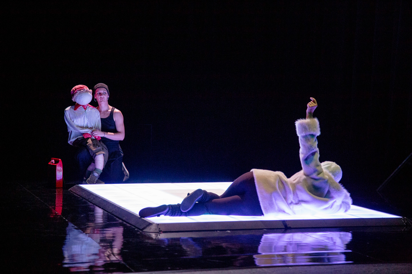 Deux comédiennes sur le plateau avec une poupée