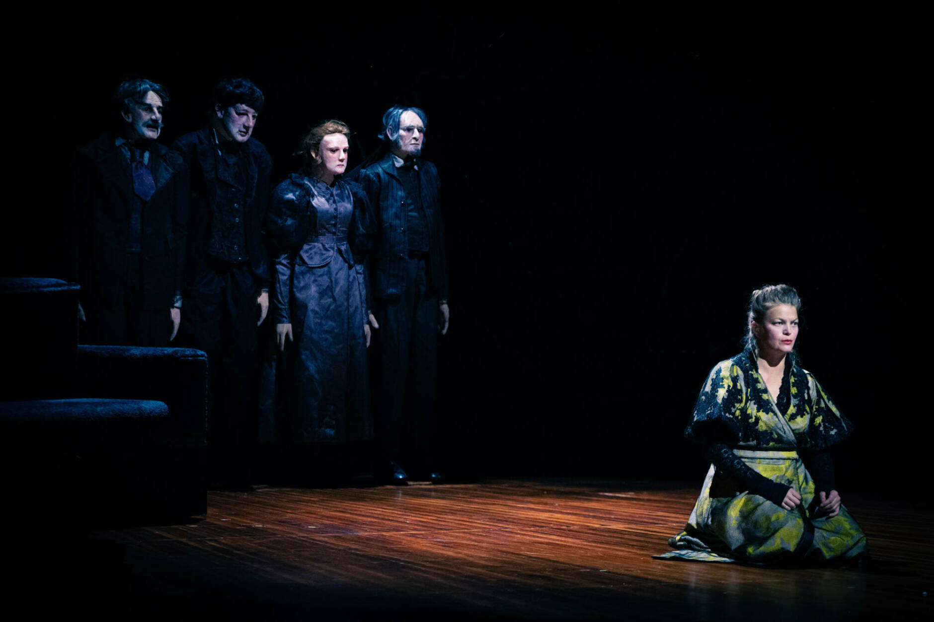 Une comédienne et une marionnette géante dans le spectacle Une Maison poupée