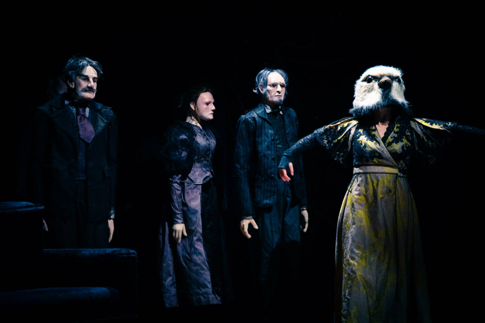 Une comédienne et une marionnette géante dans le spectacle Une Maison poupée