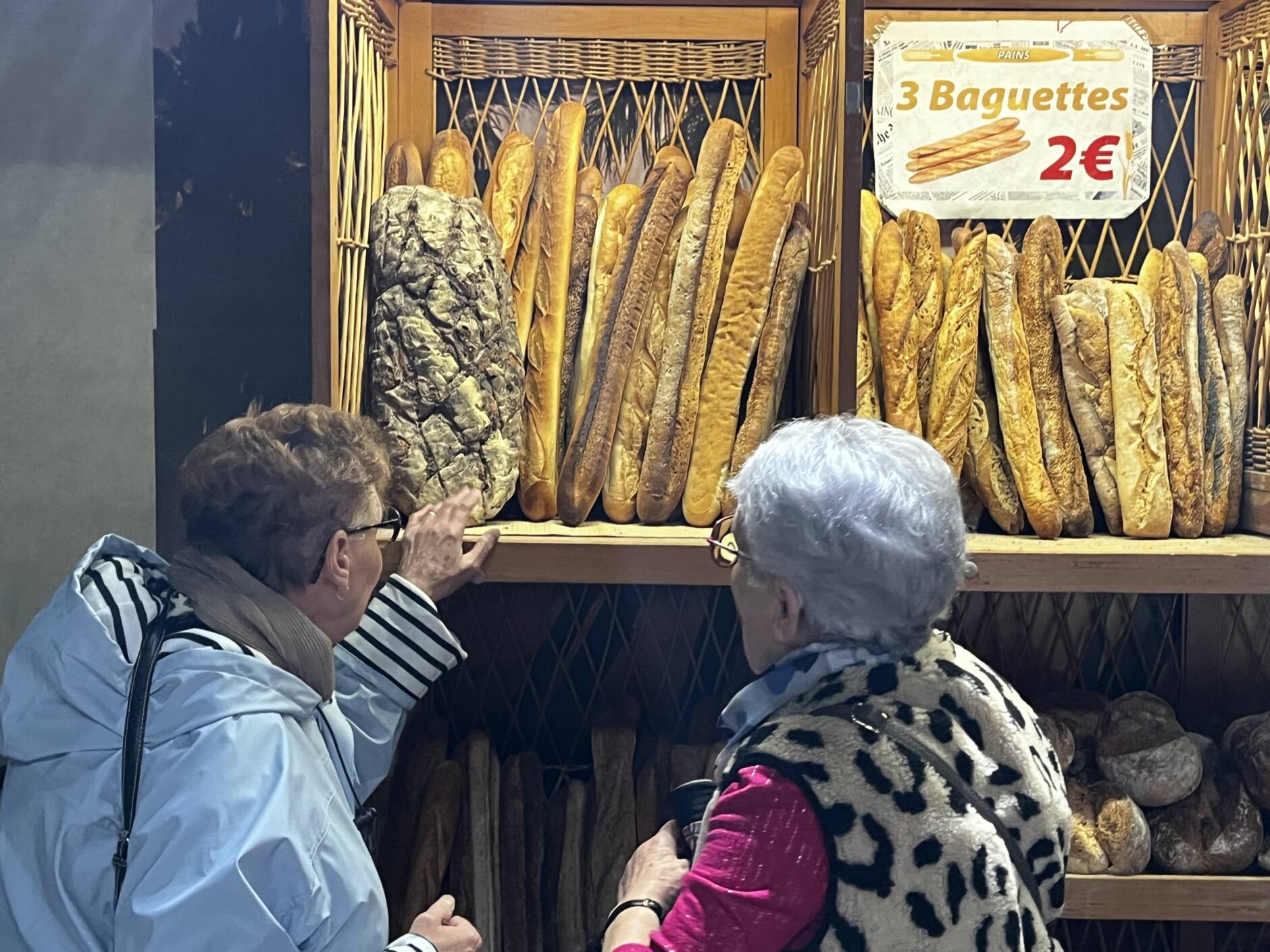 Un groupe de personnes visitent le décor de la pièce de théâtre Marius. 