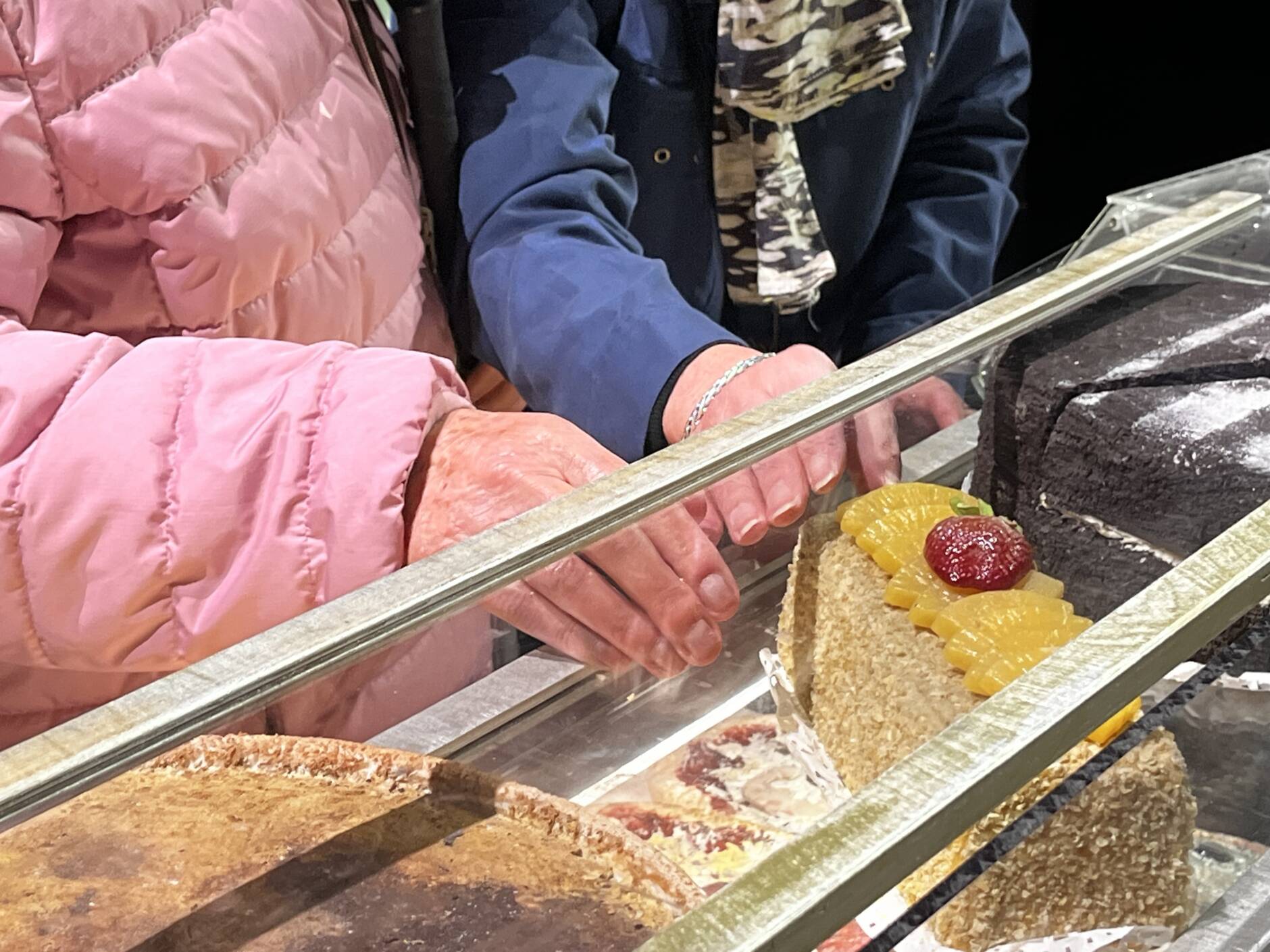 Un groupe de personnes visitent le décor de la pièce de théâtre Marius. 